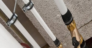 Замена труб водоснабжения в квартире: цена от 2077 руб. - СантехДомКам